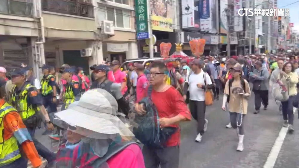 行程遲4小時！　大甲媽遶境趕路暫緩「鑽轎腳」