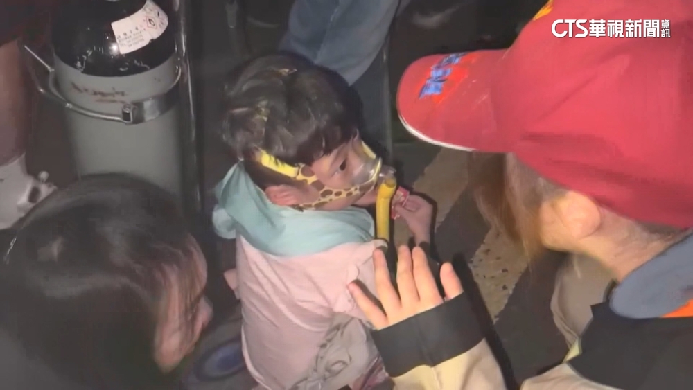 孝子為開刀父追大甲媽　5歲女戴呼吸器鑽轎底