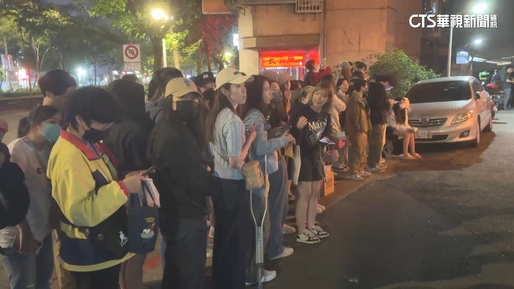 IU驚喜現身信義區大啖火鍋　粉絲準備「泡芙」守候