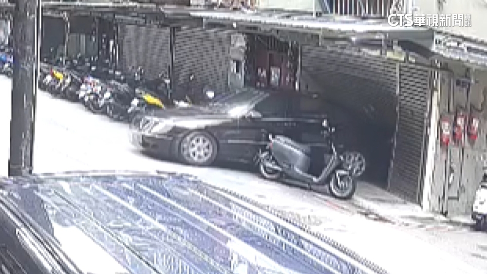 獨家畫面！少年倒車撞工程行轟4槍　警追藏鏡人