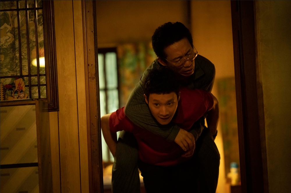 郭子乾疑似中風，黃冠智二話不話揹起他跑向醫院。