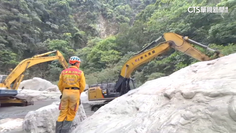 砂卡礑搜救難！重機具進駐　3怪手遇巨石被迫繞路