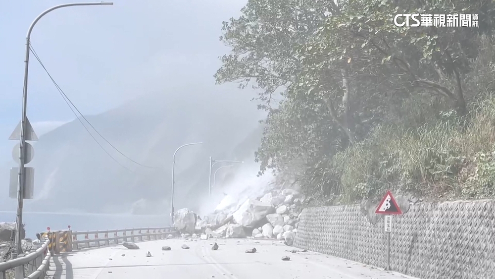 送貨險遇難！　暖心司機分送車上物資助災民