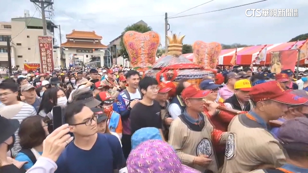 追女神！　三代扛轎光榮使命　「神團」疼孩小物搶翻