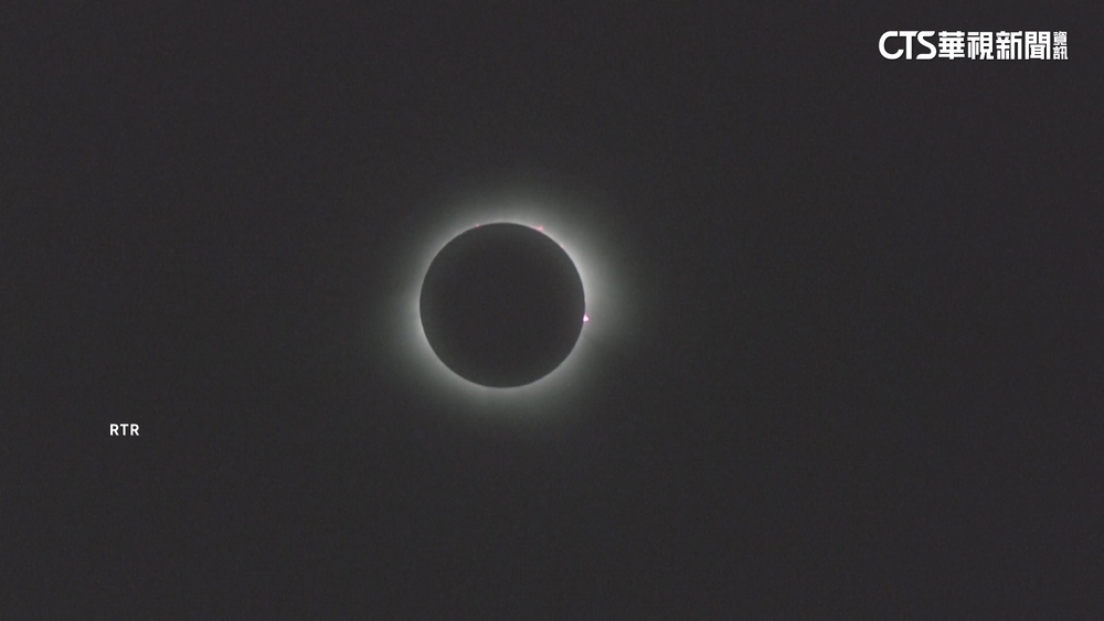 北美日全食奇景登場　各地民眾爭睹雀躍