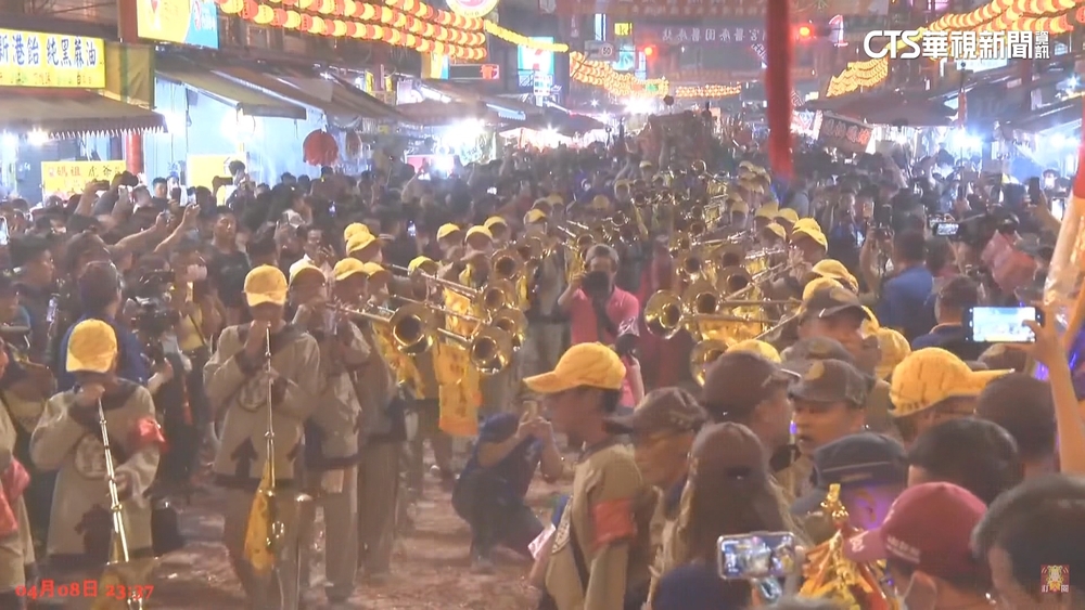 迎大甲媽！　新港奉天宮擠爆　信徒搶拍照留念