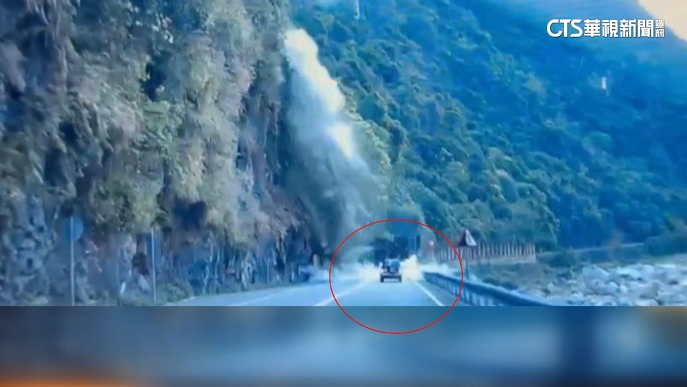 驚險直擊！　寧安隧道土石崩塌　吉普車.機車遭吞噬