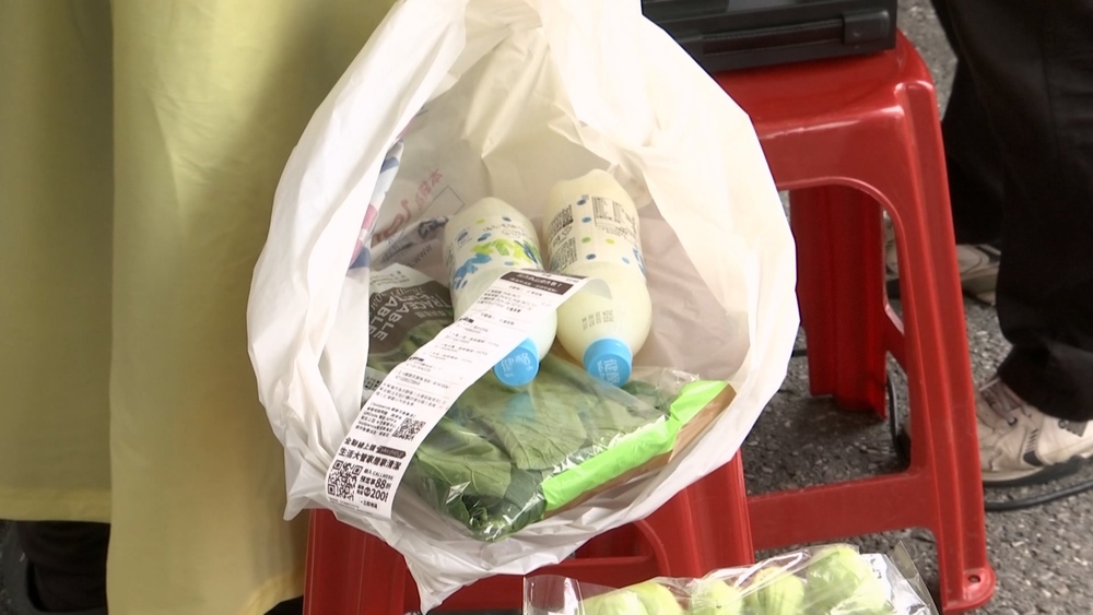 網友外送青菜給寵物雞