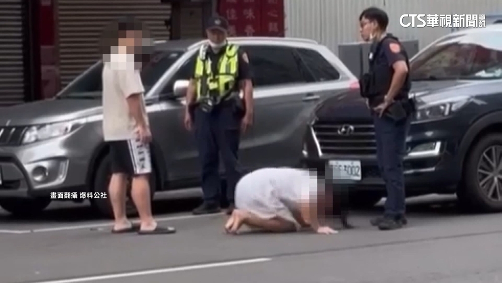 假磕頭真漫罵！違停被開單　女下跪暗諷警「耍威作福」
