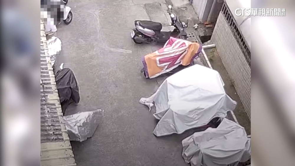 鳳山一巷內機車停好停滿　住戶搶佔車位紛爭多