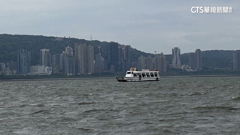 新北八里渡輪擱淺卡沙洲　51乘客2船員受困