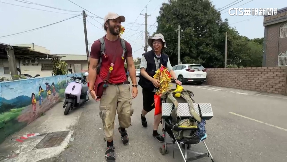 大甲媽回鑾！　蝦餅冰淇淋超夯　整復師按摩消除疲勞