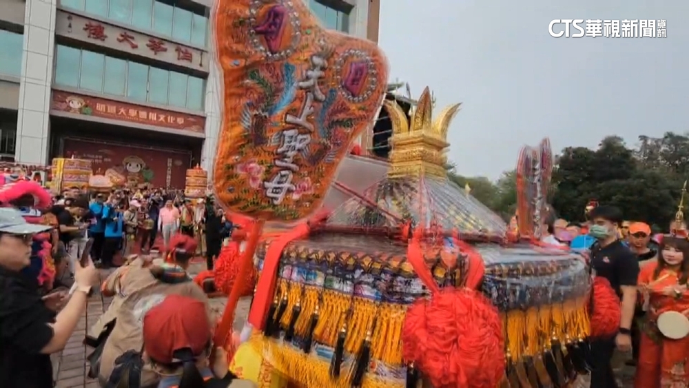 進香超悶熱！　信徒自費備百斤西瓜供香客消暑