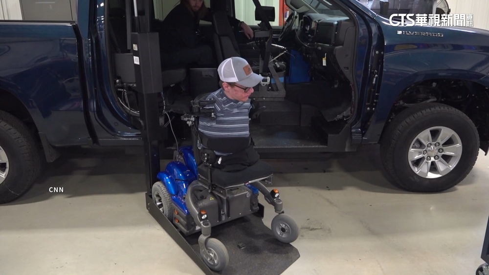 美客製化無障礙汽車　「沒有四肢」也能開車！