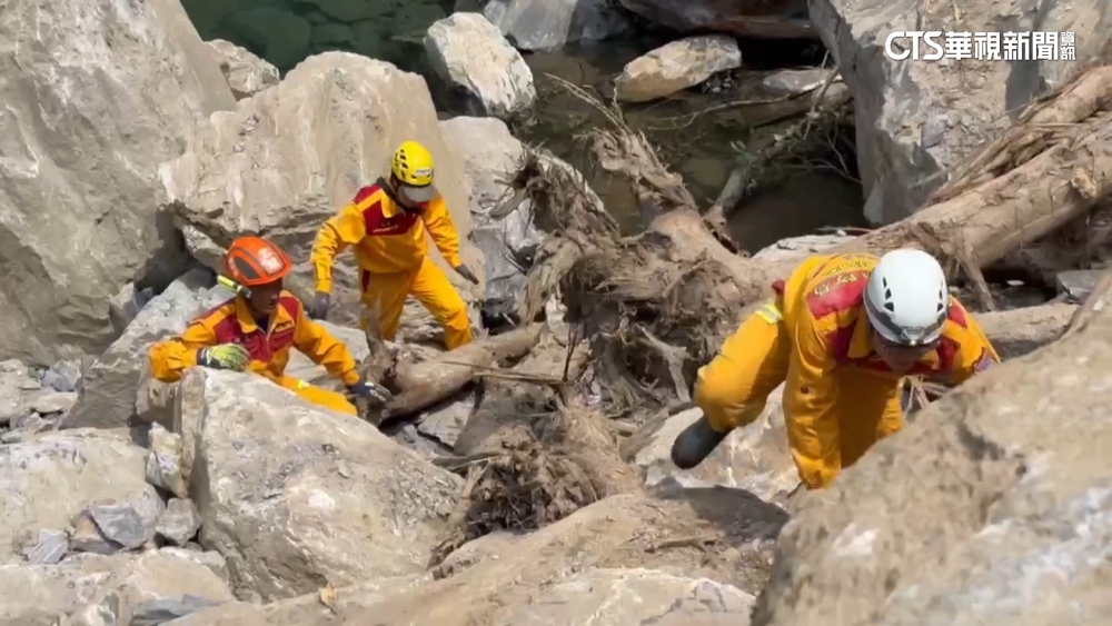 砂卡礑救援遇「落石雨」　搜救人.犬急躲大石掩護