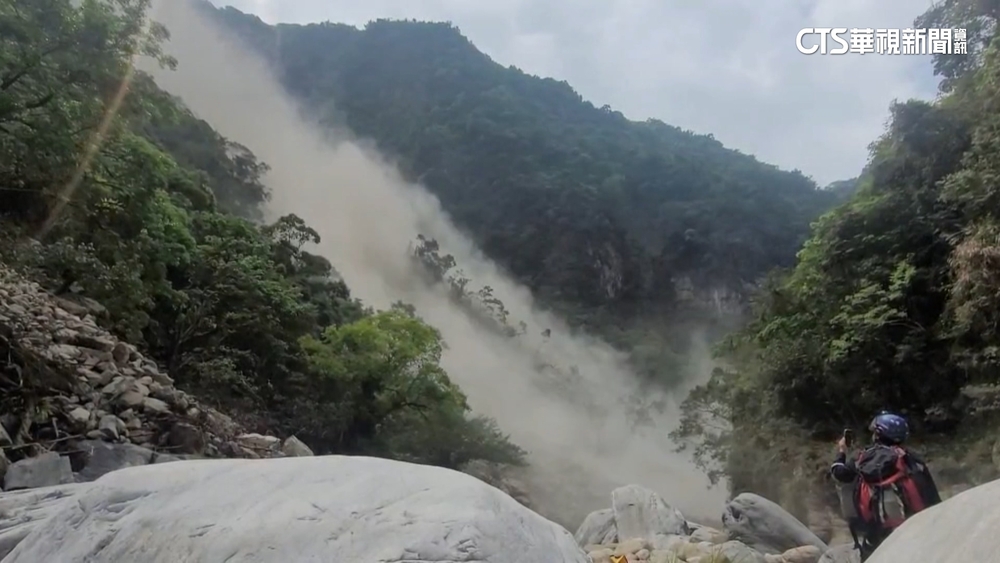 砂卡礑1.8K處再遇崩塌　搜救隊挺進救援8人受困