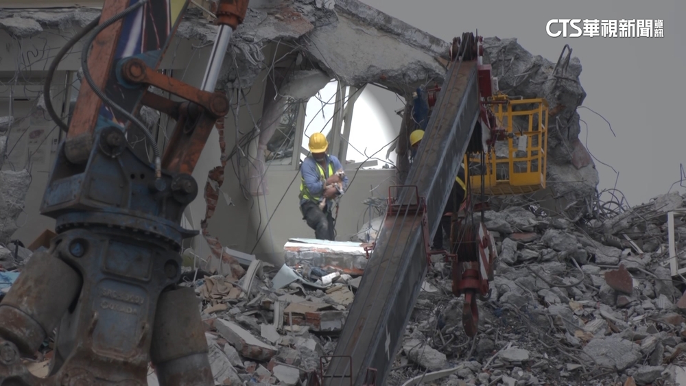 康老師愛貓獲救！　累壞無力躺工人懷中被救出