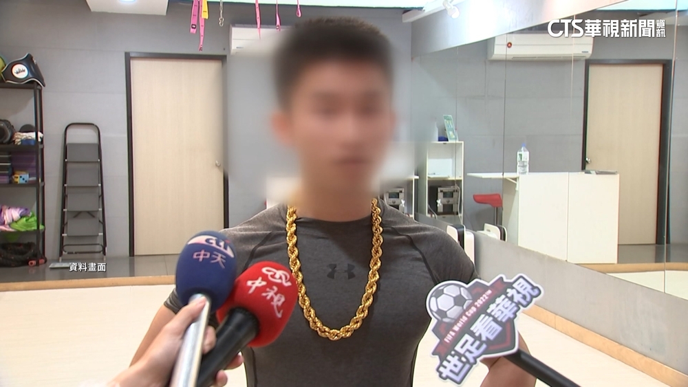 地上都錢！　「小龍」作風高調　IG炫富鈔票灑滿地