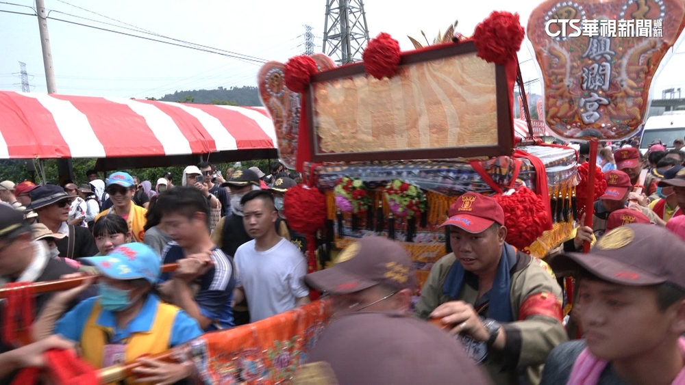 高吊炮迎媽祖！　德國民眾戴「三太子頭冠」踩街同歡