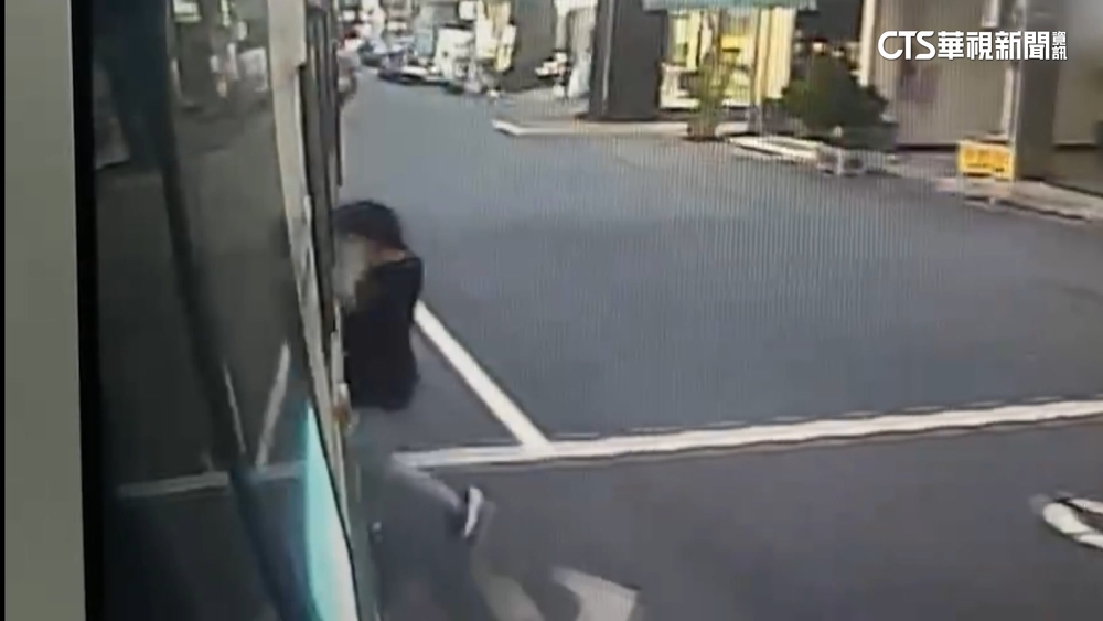 馬路如虎口　女手摀臉過馬路遭公車撞擦