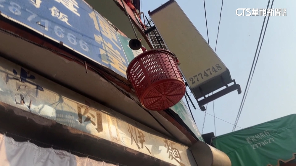 鈴鐺響菜餚從天而降　便當店垂降傳菜路人稱奇