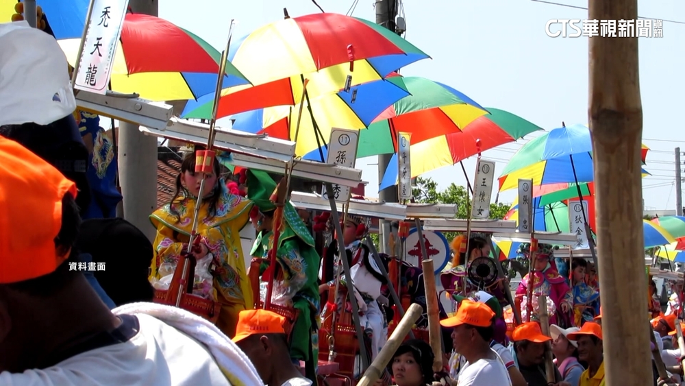 全台唯一「人扛蜈蚣陣」　需228人險缺神童扛工