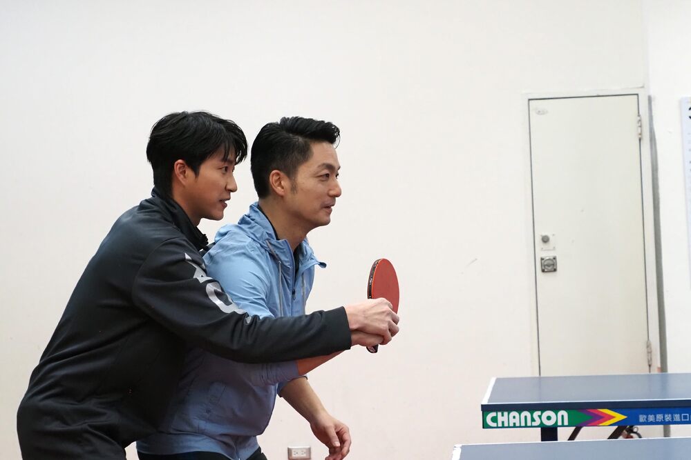 江宏傑指導擊球技巧　兩人「貼身握拍」蔣萬安笑稱：滿滿粉紅泡泡