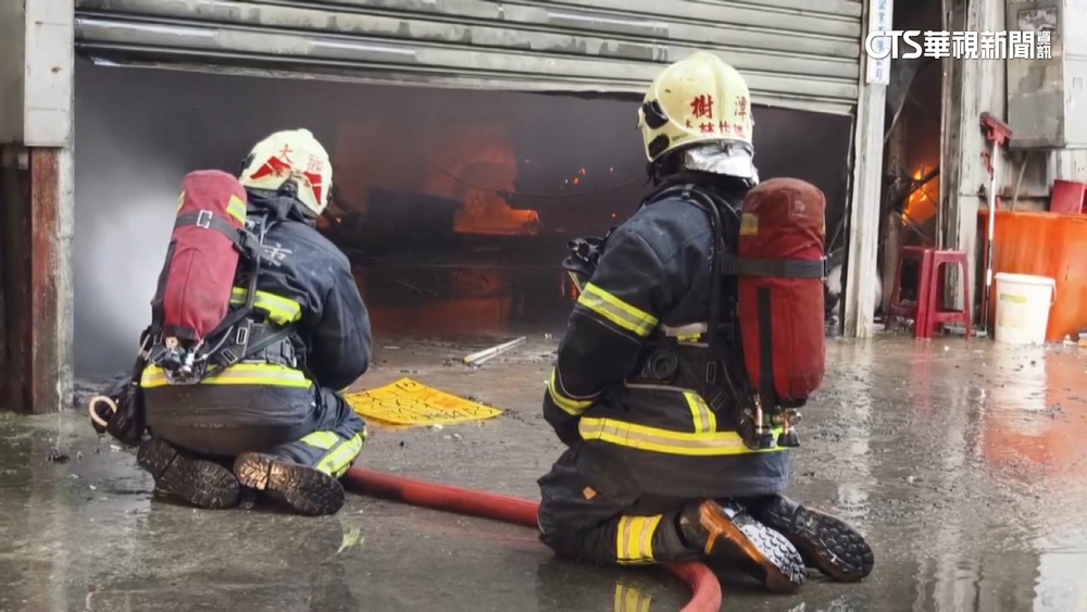 板橋鐵皮工廠火警　員工：上班看到2車起火