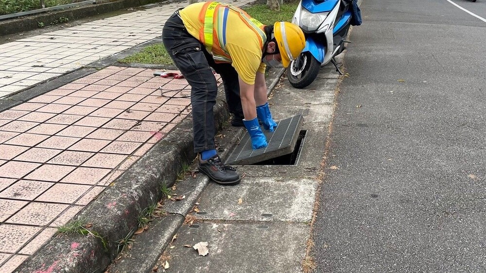 北市去年接獲900件物品掉水溝案　「這3樣」最常見　