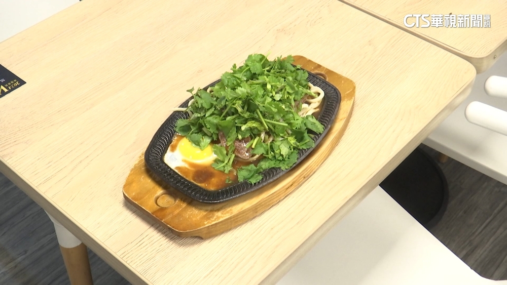 台式牛排創意吃！　香菜.吻仔魚.雞佛入菜掀熱議