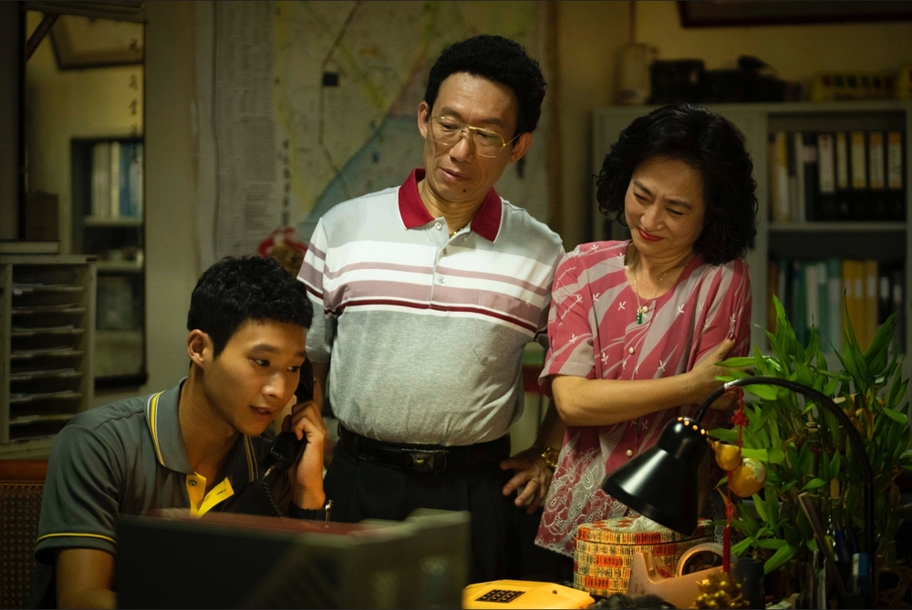 郭子乾(中)與楊麗音(右)欣慰的看著接班人黃冠智(左)處理車行業務。