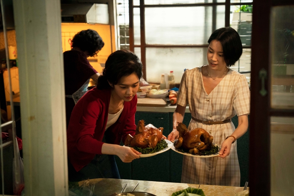 何思靜(右)高波浪頭髮造型其實內藏小彩蛋。