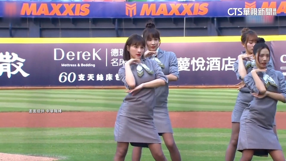 聯手星宇辦主題日　中信啦啦隊扮空姐引討論