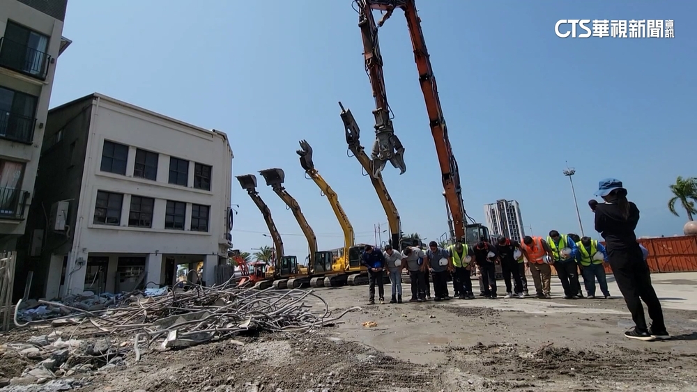 天王星拆完！重機具.工程人員一字排開　致意康老師