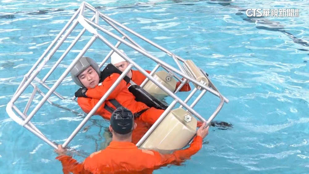 國軍空勤人員水中逃生　6大訓練過程罕見公開