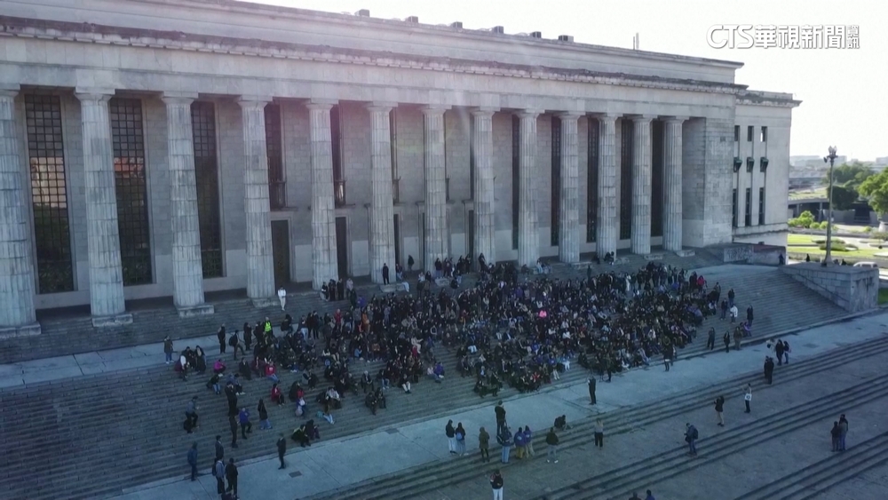 阿根廷大學戶外授課省電費　抗議政府大砍教育預算