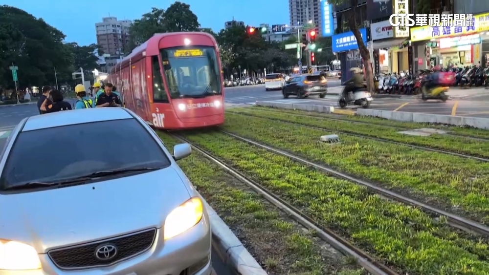 酒側值1.39！　高雄男醉撞輕軌緣石險撞列車