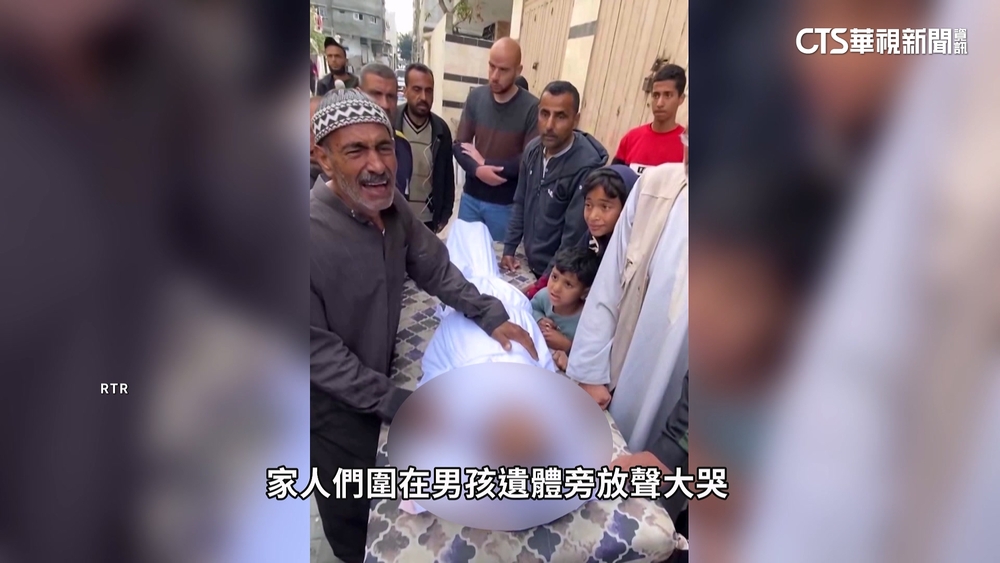 加薩悲歌！少年才躲過空襲　卻遭物資砸頭斃命