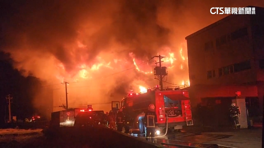 存放大量化學藥劑！　新北淡水泡棉工廠火警