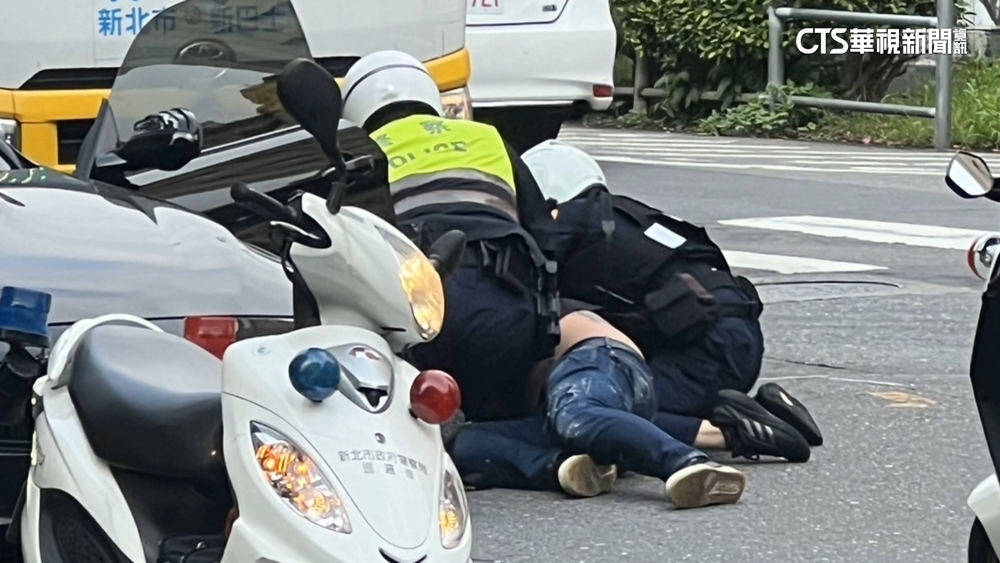 喝茫拒檢蛇行鑽車陣！　欲倒車撞　警連開4槍壓制嫌