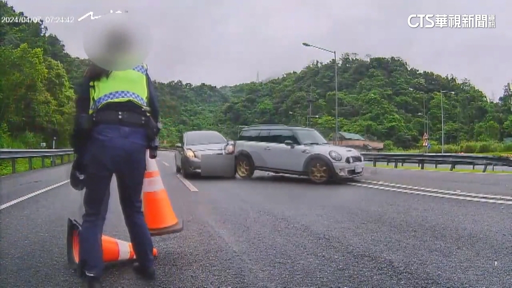 險上演「絕命終結站」　國道女警處理車禍閃身躲劫