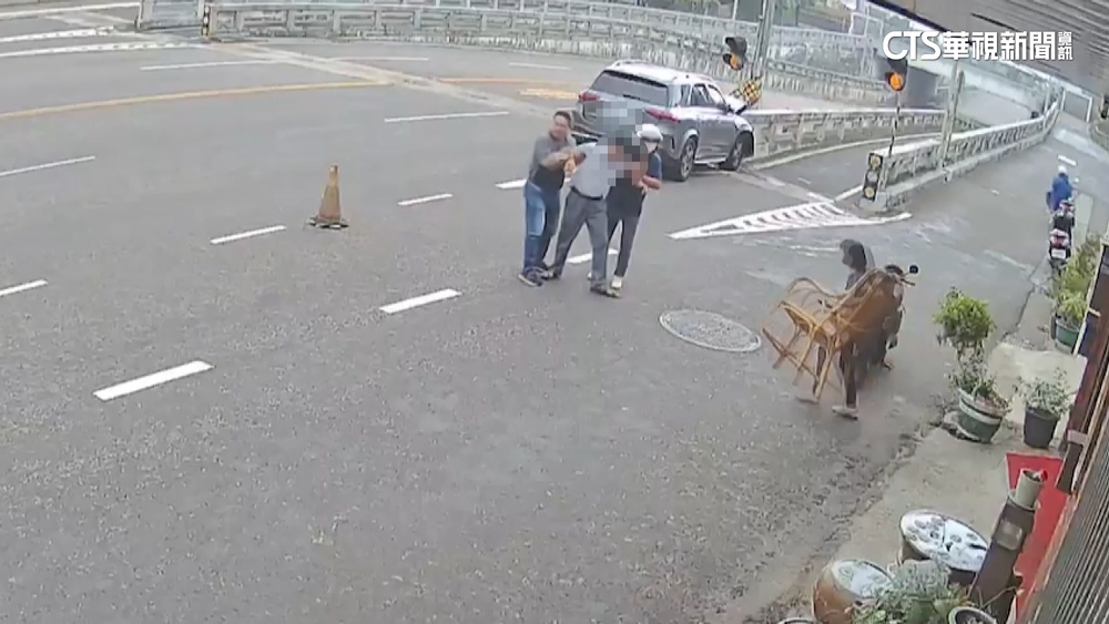 6旬翁疑腦中風自撞分隔島　民眾急伸援搬椅抬人