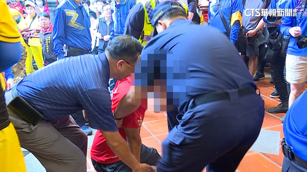 遶境人潮爆！　男跪地被勸離爆拉扯　香束燙傷警