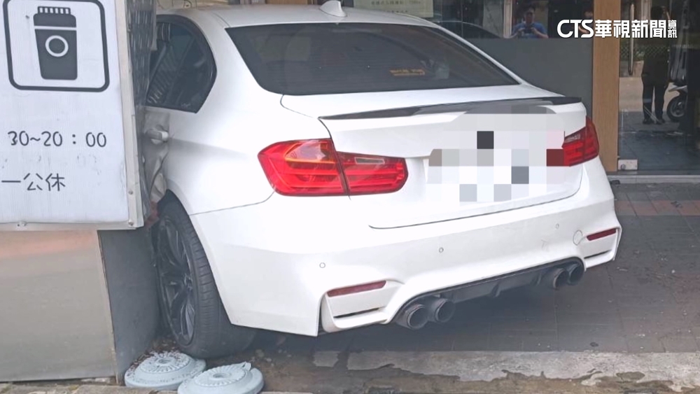 轎車駕駛疑恍神　撞分隔島衝進騎樓毀2機車