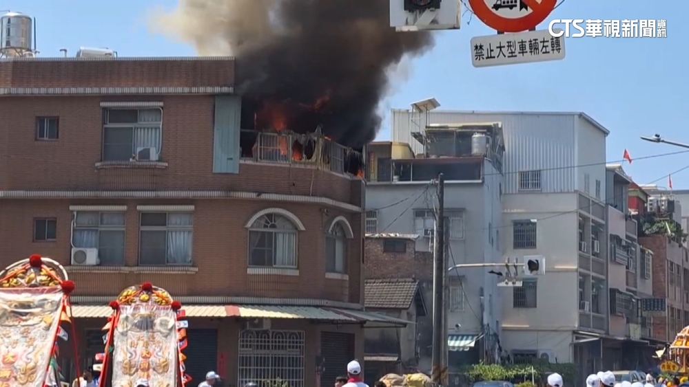廟會放炮釀禍？　高雄民宅竄火屋主抱小孩逃命