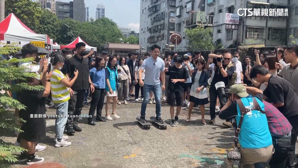 玩滑板「腳踏2條船」險跌　蔣萬安：一般不這樣玩