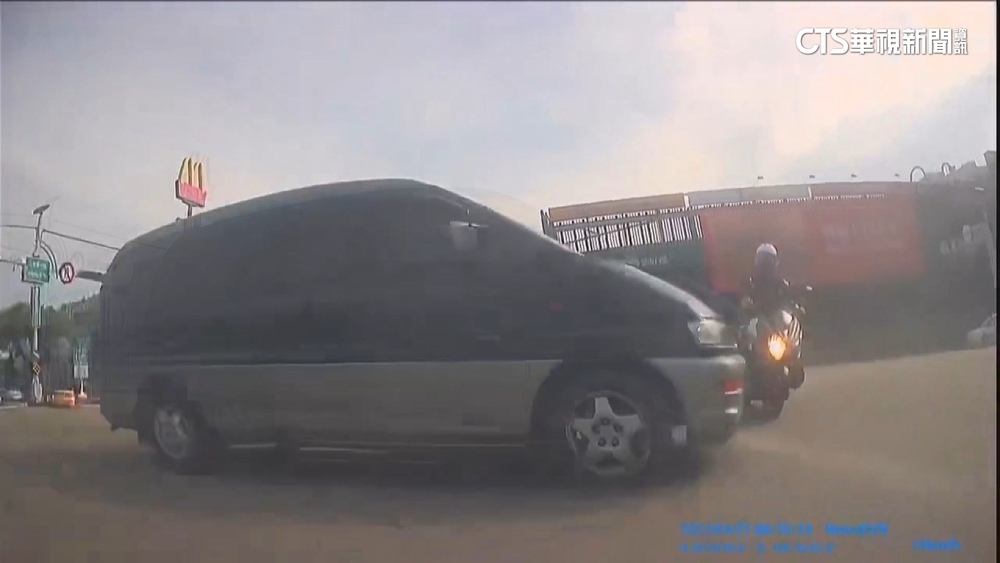 廂型車撞飛男大生害昏迷　駕駛肇逃棄車「疑移工」