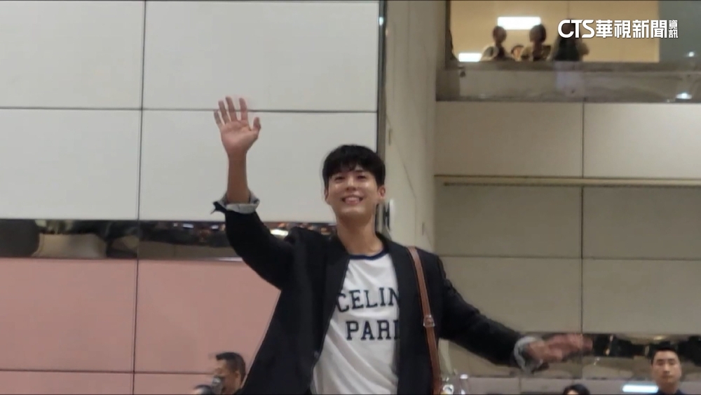 朴寶劍.Danielle接力抵台　粉絲擠爆機場爭睹偶像