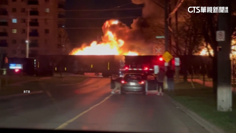 加拿大「火」車駛經住宅區　車上著火染紅夜空