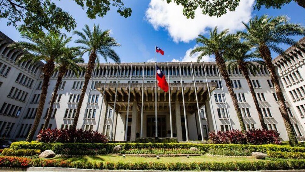 24歲女員工坐窗台疑想輕生 外交部啟動協助方案：持續關心